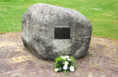 Bloemen bij het monument in Vledder
