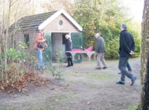 Het tekenen van het contract voor het onderhoud van de lijkhuisjes in 2011