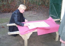 Het tekenen van het contract voor het onderhoud van de lijkhuisjes in 2011