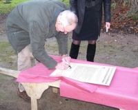 Het tekenen van het contract voor het onderhoud van de lijkhuisjes in 2011