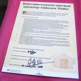 Het tekenen van het contract voor het onderhoud van de lijkhuisjes in 2011
