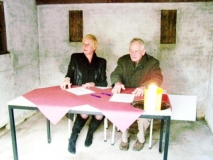 Het tekenen van het contract voor het onderhoud van de lijkhuisjes in 2011