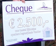 Het tekenen van het contract voor het onderhoud van de lijkhuisjes in 2011