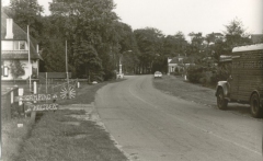 Nijensleek - Hoofdweg, voor Camping de Moesberg. De auto is van de bodedienst Strik uit Diever.Jaartal: 1965 -1970. Bron: 't Fledder Kerspel