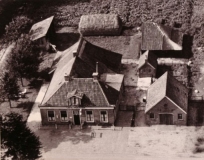 Rechts de zgn. Schutstal