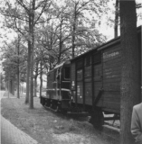 Lok (450) met gesloten goederenwagons aan de majoor van Swietenlaan ter hoogte van de huisartsenpraktijk.