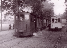 Goederen en personentram voor de loods van de NTM te Frederiksoord - lok 44 (links) en motortram M7 (rechts)