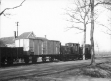 Goederentram ter hoogte van de voormalige winkel van H. Specht (Kon. Wilhelminalaan 74)