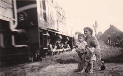 Tram ter hoogte van Hoofdweg 83-Nijensleek. vlnr: Anne Westerbeek, mw. Baatje Westerbeek-Houwer, Hidde Westerbeek.
