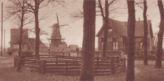 Brink met oude postkantoor en molen op de achtergrond
Jaartal: na 1927
Bron: A.K. Bovenkamp, Vledder