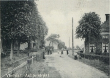 Rechts de boerderij van L. SchipperJaartal: voor 1942. Bron: G. Bakker, Vianen
