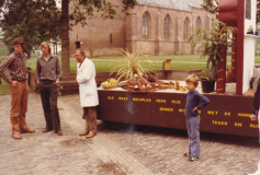 Thijs van Veen, Henk van Veen, Roel Herder en onbekend kind Bron: H. Hartsuiker