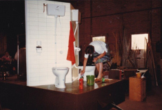 Jo Hofman ligt de laatste hand aan de wagen (in de loods van Hofman)