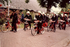 De vrijwillige brandweer \"in actie\"1e rij: Jitze Postma, Mart Knegt. Johan Regtop rechts in de 2e rij.