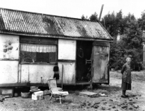 Woonwagen en bewoonster mevr. R. de Vries