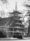 Wilhelminaoord - Koloniekerkje. Nog in de steigers, maar de spits staat er weer op.Jaartal:  30 januari 1992. Bron:  Fred Platje