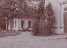 Wilhelminaoord - Koloniekerkje door de ogen van H. Kuiper. Het zittende echtpaar is waarschijnlijk dominee F. van Leeuwen.Jaartal: 1895 - 1898. Bron: 't Fledder Kerspel