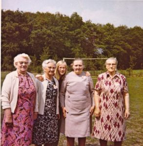 Bewoners en verzorgster de Menning