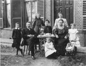 Fam. Ruurd Smits voor de onderwijzerswoning in Steggerda, 1906 Jaartal: 1897. Bron: R. Smits, Den Haag