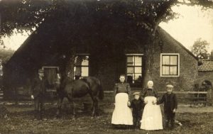 Familie Eleveld voor hun woning