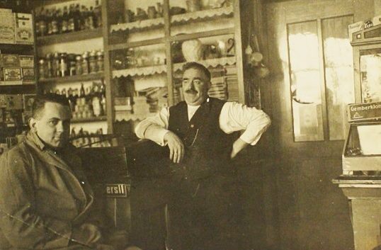 Herman Specht in zijn winkel, 1950