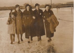 Dames op het blauwe gat. Jaartal: onbekend Bron: Bert Stuiver (DAN)