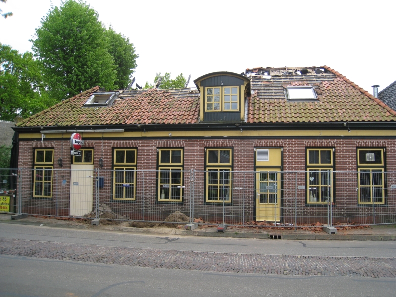 De restanten na de brand - Dorpsstraat 36 Vledder